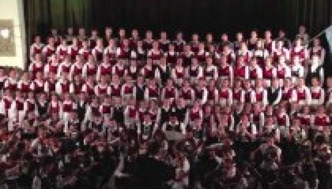 Aranytorkú gyerekek hada érkezik a Vásárhelyi Forgatagra