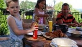 A családi asztalnál való beszélgetés növeli a gyerekek magabiztosságát