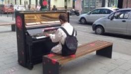 Színesen zenél a pianínó Kolozsvár központi utcáján