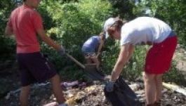 Önkéntesek és hajléktalanok takarítják ki a Szamost