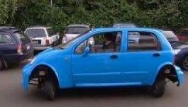 Ilyen autóval gyerekjáték a parkolás