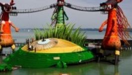 Vízbe estek előadás közben egy Mozart-opera énekesei Bregenzben