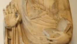 Csaknem kéz a kézben távozott egy turista egy szoborral