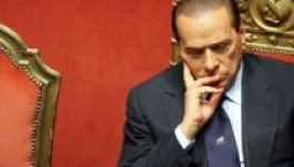 Berlusconit egyelőre nem fosztották meg szenátusi mentelmi jogától