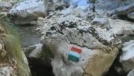 Piros-fehér-zöld „sziklagraffitik” a Remetei szorosban – a rendőrség vizsgálódik