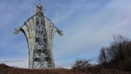 Óriás fémkrisztust avatnak Székelyföldön