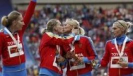 Orosz atlétanők tiltakozó csókja a moszkvai vb-n (VIDEÓ)