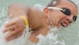 Tíz és fél óra alatt úszta át a La Manche-csatornát Mányoki Attila