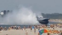 Ez a meglepetés érte egy balti-tengeri strand fürdőzőit (VIDEÓ)