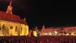 Ötvenezren záróbuliztak Kolozsváron István, a királlyal