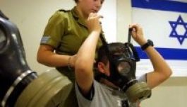 Izraelben megrohamozták a gázálarc-elosztóközpontokat