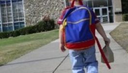 Ajándék-iskolatáskát kapnak a háromszéki kisdiákok