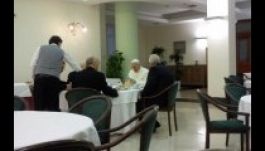 Ferenc pápa hajnali ötkor kel, este tízkor fekszik