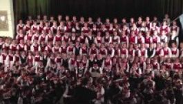 Aranytorkú gyerekek hada érkezik a Vásárhelyi Forgatagra