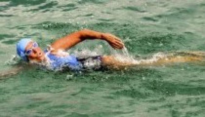 Cápaketrec nélkül úszta át a Floridai-szorost a 64 éves Diana Nyad