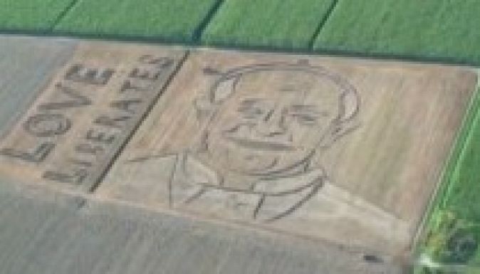 Ekével rajzolta a földbe a pápa portréját egy olasz művész