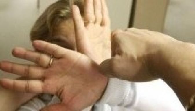 Két nőt vernek meg óránként Romániában