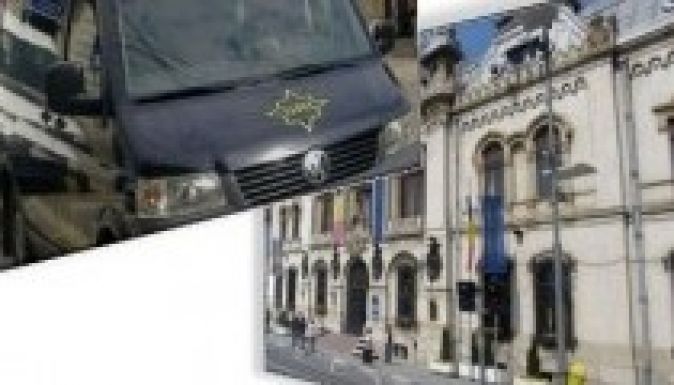 Szabálytalanul parkolt a titkosszolgálati autó a városházánál