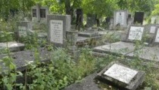 Magyar és német katonák a zsidó temetőben