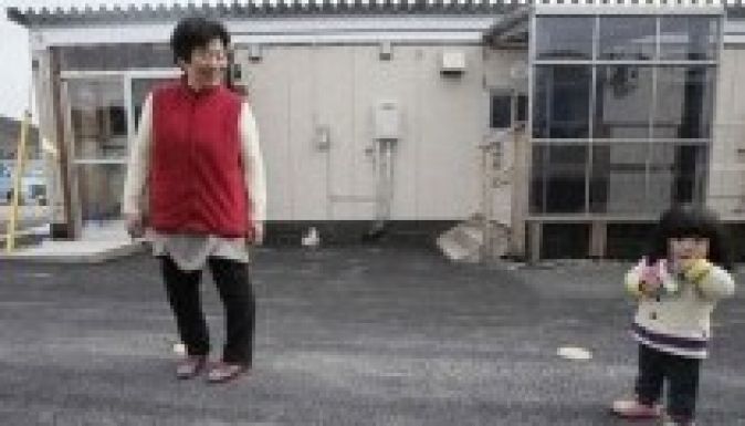 Még kétszázezren élnek átmeneti szálláson a japán földrengés után