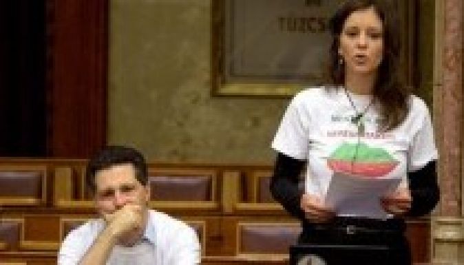 Sms-ben kért bocsánatot Illés Zoltán a „szép, de buta” Szél Bernadettől