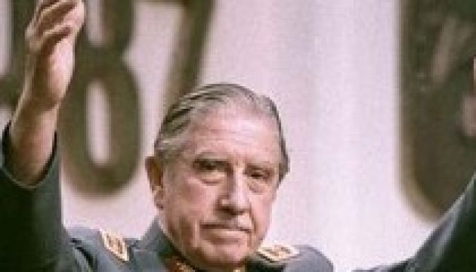 Julio Iglesias dalait kínzóeszközként használta Pinochet