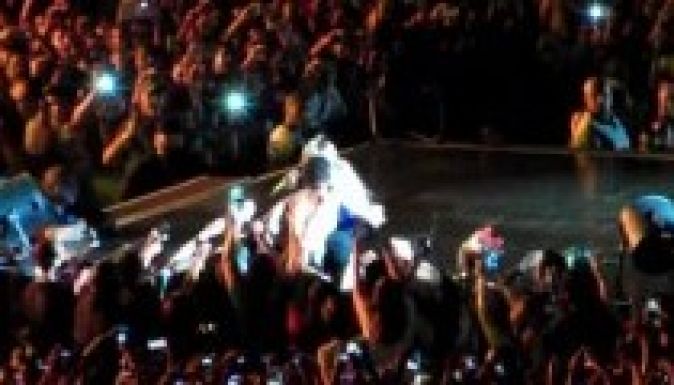 Lerántotta a színpadról Beyoncét egy félmeztelen rajongója