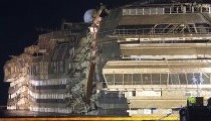 Sikerült felállítani az oldalára dőlt Costa Concordiát