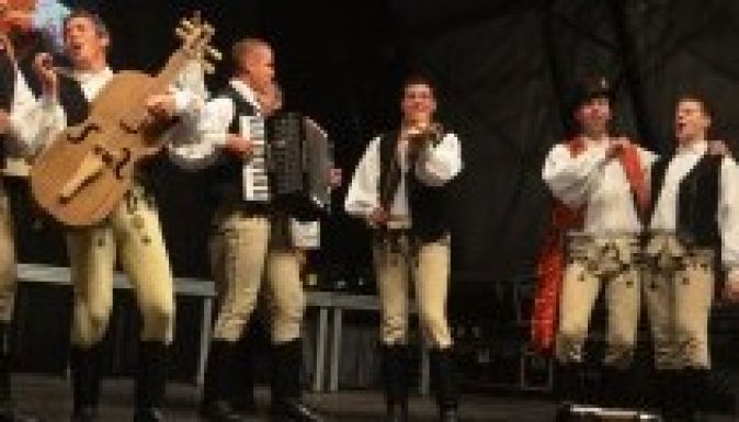 Néptáncelőadások Hargita megyének: Júlia szép leány