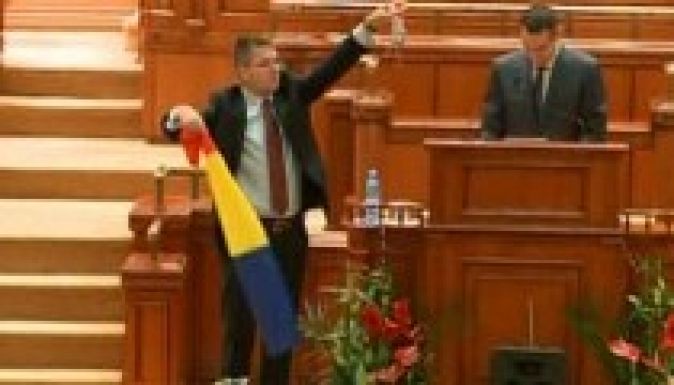 Pénzzel dobálták a kormányfőt a parlamentben