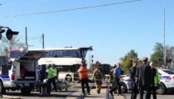 Leszakította a vonat az emeletes busz tetejét