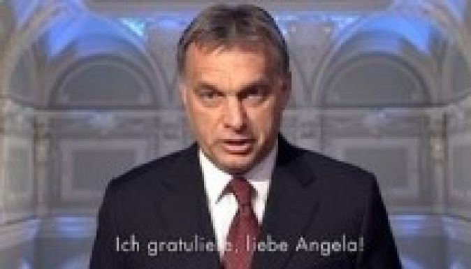 Magyar táncokkal gratulált Orbán Viktor a győztes Merkelnek