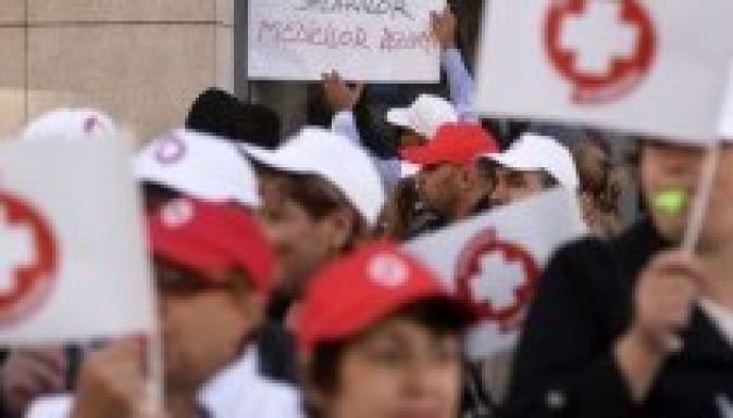 Negyedik napja tiltakoznak az orvosok a minisztérium előtt