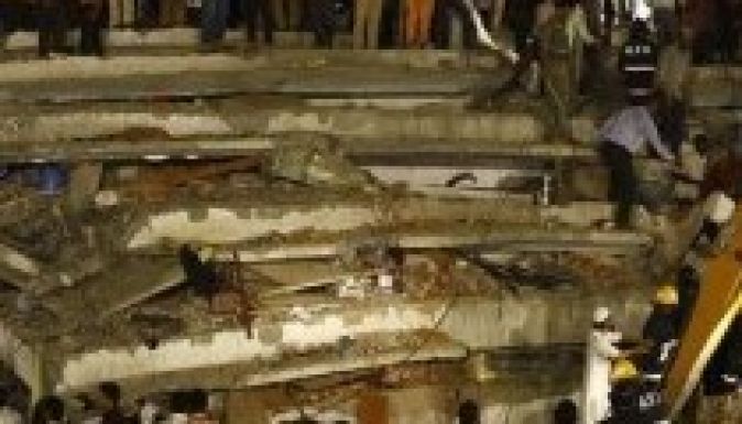 Összedőlt egy ötemeletes ház Indiában