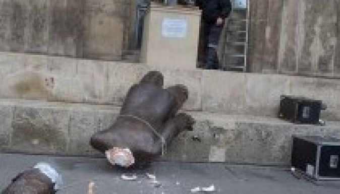 Ledöntötték Orbán Viktor szobrát Budapesten