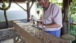 Csíkszeredában faragják Erőss Zsolt kopjafáját