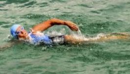 Cápaketrec nélkül úszta át a Floridai-szorost a 64 éves Diana Nyad