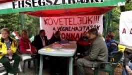 Tíz devizahiteles éhségsztrájkol Orbán Viktor háza előtt