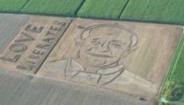 Ekével rajzolta a földbe a pápa portréját egy olasz művész