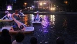 A Kék Duna keringőt a Vaskapu gátján játssza el a temesvári zenekar