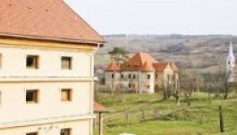 Hitmélyítő életvezetés-tábort tartanak a magyarózdi kastélynál