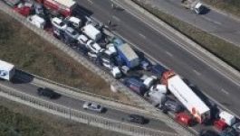 Százharminc autó ütközött össze Angliában: kétszáz sérült