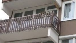 Kizárta szüleit az erkélyre egy kisgyerek