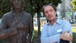 Felavatták Cseh Tamás szobrát a Gellért téren