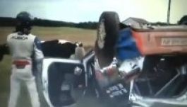 Tehenek közé borította raliautóját az ex-Forma-1-es Robert Kubica