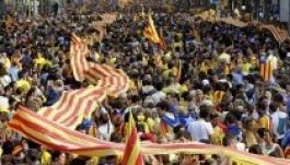 Félezer kilométeres élőlánccal tüntetnek a katalán függetlenségért