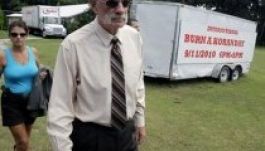 Több ezer benzinnel átitatott Koránt találtak az iszlámellenes lelkésznél