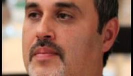 Papp Sándor Zsigmond: Önnön fenekébe bújva