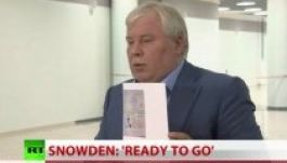 Edward Snowden kísérettel már kimerészkedik az utcára