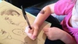 Négyéves kislányával közös alkotásokat hoz létre egy képzőművész